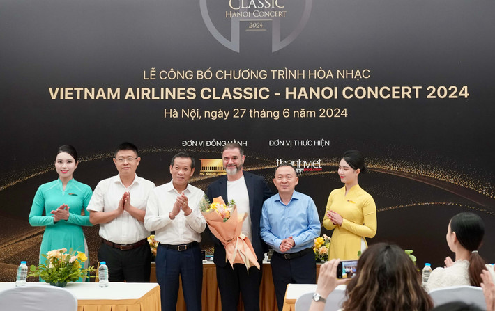 Đại diện Vietnam Airlines cùng các đơn vị đồng hành tặng hoa cho nhạc trưởng César Álvarez. Ảnh VNA Chương trình hòa nhạc Vietnam Airlines Classic – Hanoi Concert 2024 trở lại vào tháng 10 -0