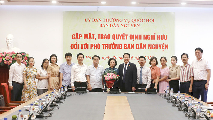 Trao quyết định nghỉ hưu với Phó trưởng Ban Dân nguyện Lê Thị Nguyệt ảnh 5 Trao quyết định nghỉ hưu với Phó trưởng Ban Dân nguyện Lê Thị Nguyệt