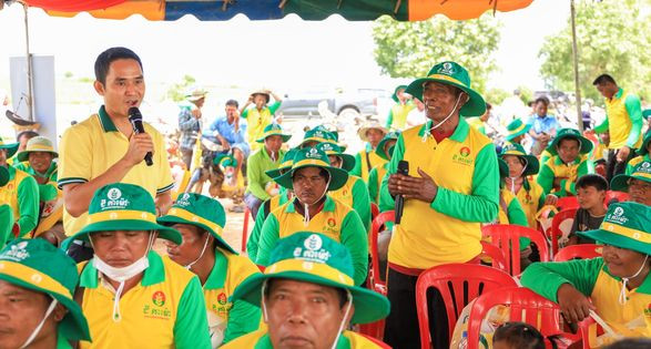 Bà con nông dân Campuchia chia sẻ cùng Phân bón Cà Mau. Ảnh: PVCFC PVCFC tiếp tục đồng hành cùng bà con nông dân Campuchia -0