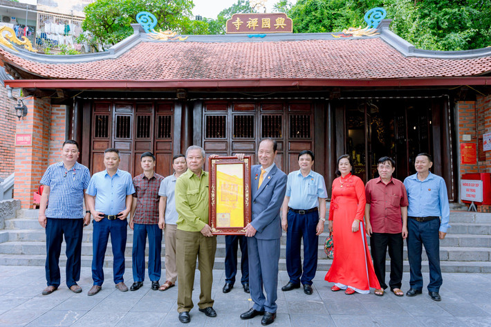 Chủ tịch họ Trần Việt Nam Trần Văn Sen dâng hương tại Đền Đức ông Trần Quốc Nghiễn, và tặng quà lưu niệm họ Trần tỉnh Quảng Ninh. Xứng đáng truyền thống vẻ vang