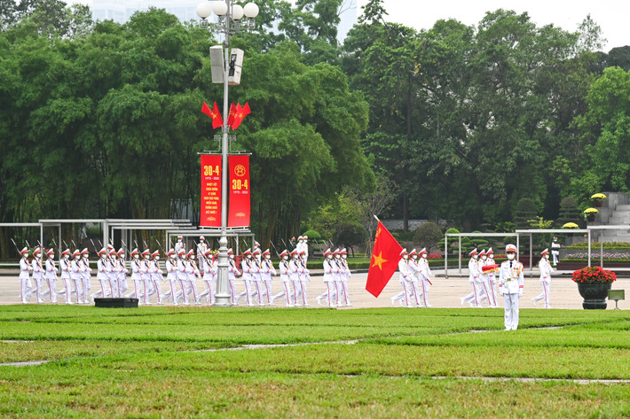 Trang nghiêm lễ thượng cờ tại quảng trường Ba Đình nhân dịp 47 năm ngày thống nhất đất nước ảnh 4 Trang nghiêm lễ thượng cờ tại quảng trường Ba Đình nhân dịp 47 năm ngày thống nhất đất nước -0