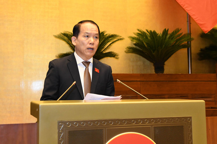 Chủ nhiệm Ủy ban Pháp luật Hoàng Thanh Tùng trình bày Báo cáo giải trình, tiếp thu, chỉnh lý dự thảo Luật Thủ đô (sửa đổi). Ảnh: Lâm Hiển Bổ sung, chỉnh lý nhiều nội dung nhằm phân quyền mạnh mẽ cho chính quyền thành phố Hà Nội -0