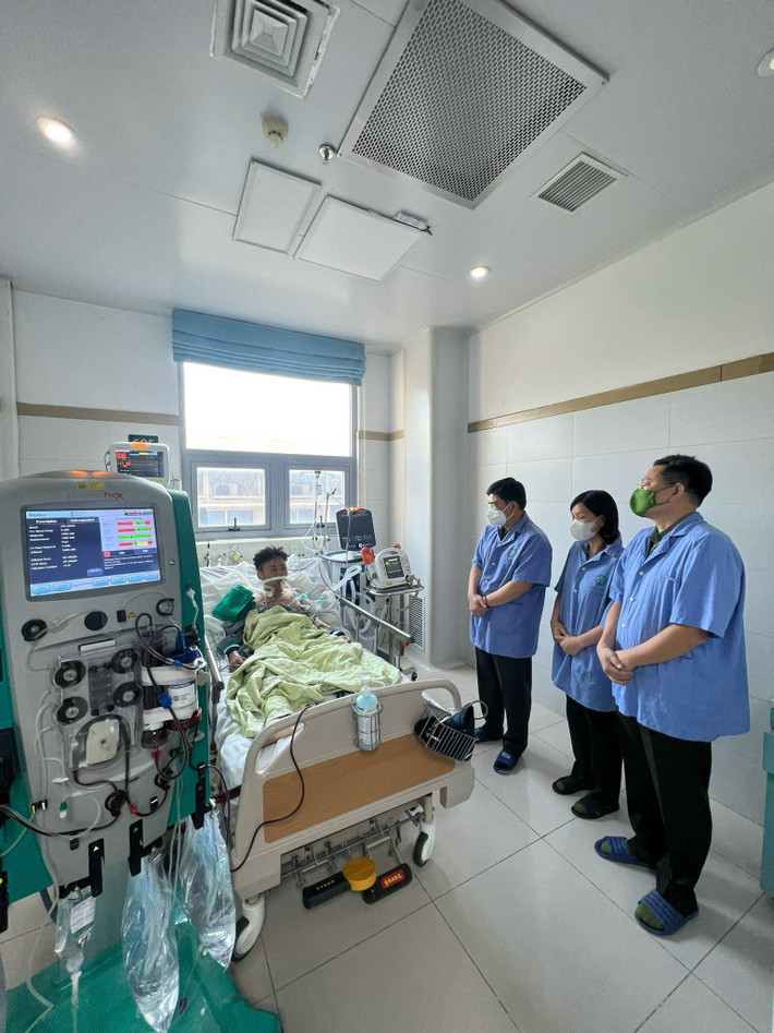 Đồng chí Nguyễn Văn Minh bị viêm cơ tim đột phát, có thời điểm ngừng tim, ngừng tuần hoàn, sức khỏe được tiên liệu nguy kịch. Ấm áp nghĩa tình đồng đội -0
