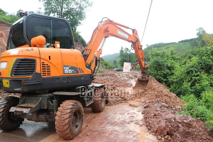 Khắc phục sự cố sạt lở tuyến đường vào trung tâm xã Hộ Đáp. Nguồn ảnh: Báo Bắc Giang Khắc phục sự cố sạt lở tuyến đường vào trung tâm xã Hộ Đáp.