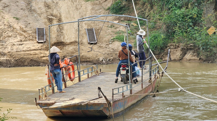 Trong khi chờ ngày cây cầu thông xe, người dân vẫn liều mình qua sông Krông Bông trên con phà tự phát Cầu 36 tỷ đồng xây xong chưa thể thông xe vì vướng trạm quản lý bảo vệ rừng -0