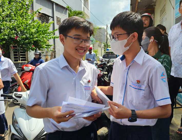 Các thí sinh vui mừng vì hoàn thành tốt bài thi môn Ngữ Văn Thi vào THPT tại Đắk Lắk: Bố mẹ luôn là điểm tựa vững chắc cho con