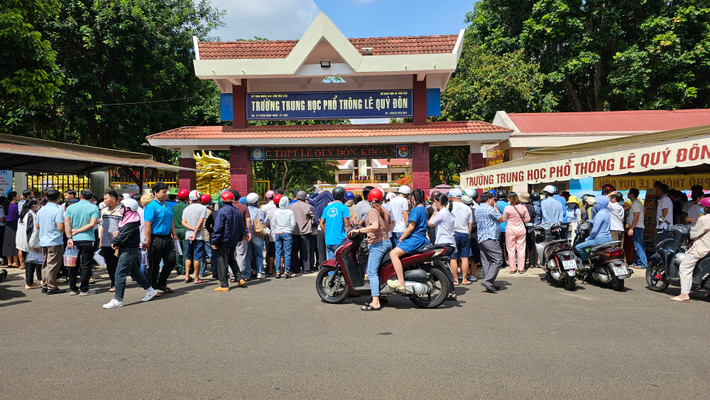 Thi vào THPT tại Đắk Lắk: Bố mẹ luôn là điểm tựa vững chắc cho con