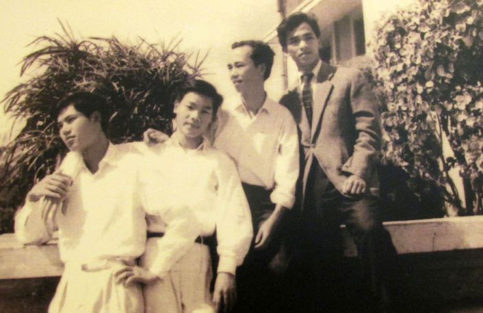 Tổng Bí thư Nguyễn Phú Trọng là cựu sinh viên Khoa Ngữ văn, khóa 8, Trường Đại học Tổng hợp Hà Nội (người đứng thứ hai từ trái sang, chụp tháng 2.1965 ở ký túc xá Mễ Trì, Hà Nội) (Ảnh: Phòng truyền thống Đại học Quốc gia Hà Nội) Những tình cảm đặc biệt của Tổng Bí thư Nguyễn Phú Trọng dành cho Đại học Quốc gia Hà Nội -0