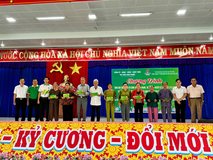 PVFCCo trao quà tri ân các gia đình người có công tại thị trấn Nam Phước, huyện Duy Xuyên, tỉnh Quảng Nam. Ảnh: PVFCCo Nhiều hoạt động thiết thực, ý nghĩa kỷ niệm ngày Thương binh liệt sỹ -0