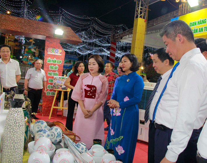 Các đại biểu thăm các gian hàng tại hội chợ 14 xã của huyện Thanh Trì được công nhận đạt chuẩn nông thôn mới nâng cao -0