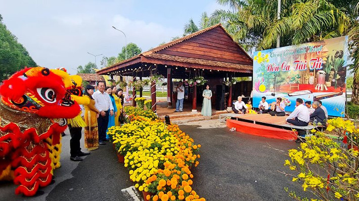 Đường hoa xuân Hậu Giang tạo không khí vui tươi cho người dân trước thềm năm mới. Ảnh: Duy Khương Hậu Giang- Cần Thơ: Khai mạc đường hoa xuân mừng năm mới Giáp Thìn -0