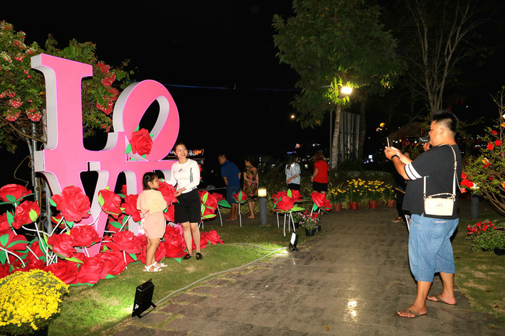 Đường hoa Ninh Kiều còn có tiểu cảnh cho lễ tình nhân 14.2 Hậu Giang- Cần Thơ: Khai mạc đường hoa xuân mừng năm mới Giáp Thìn -0