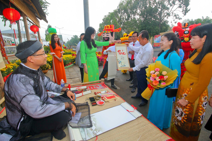 Khách tham quan thích thú trải nghiệm các hoạt động tại đường hoa. Ảnh: Duy Khương Hậu Giang- Cần Thơ: Khai mạc đường hoa xuân mừng năm mới Giáp Thìn -0