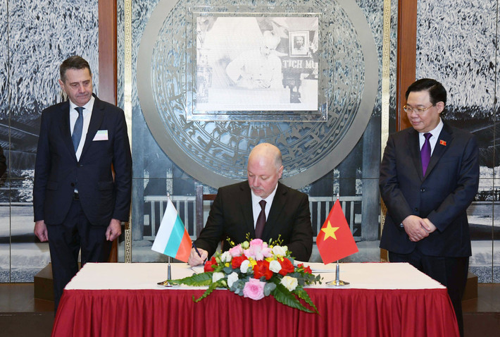 Chủ tịch Quốc hội Vương Đình Huệ chủ trì Lễ đón Chủ tịch Quốc hội Bulgaria thăm chính thức Việt Nam ảnh 9 Chủ tịch Quốc hội Vương Đình Huệ chủ trì Lễ đón Chủ tịch Quốc hội Bulgaria thăm chính thức Việt Nam -0