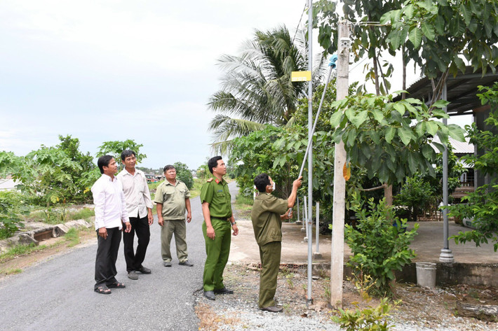 Tiến hành vệ sinh định kỳ camera an ninh tại xã Đồng Sơn, huyện Gò Công Tây Tiền Giang: Đảm bảo an ninh, trật tự để xây dựng nông thôn mới -0