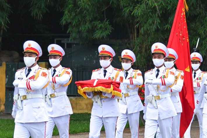 Trang nghiêm lễ thượng cờ tại quảng trường Ba Đình nhân dịp 47 năm ngày thống nhất đất nước ảnh 3 Trang nghiêm lễ thượng cờ tại quảng trường Ba Đình nhân dịp 47 năm ngày thống nhất đất nước -0