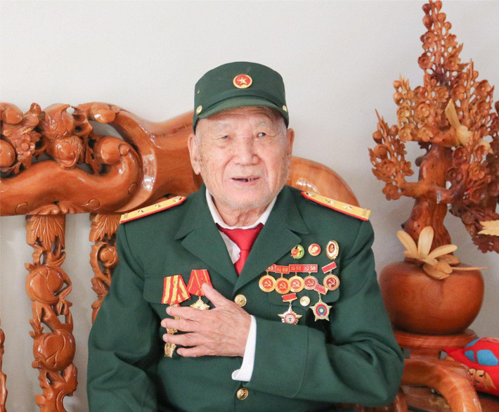 Ông Hoàng Quang Lộc, nguyên là chiến sĩ thông tin Đại đội 40, Đại đoàn 316 Hết giặc là sướng rồi! -0