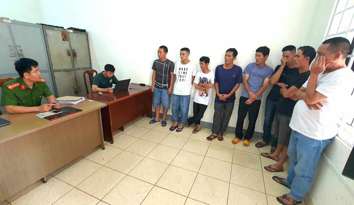 Các đối tượng tham gia đường dây đánh bạc dưới hình thức cá độ bóng đá bị bắt giữ. Ảnh CACC. Mua tài khoản cá độ bóng đá ở Nha Trang để 'đỏ đen' tại Buôn Ma Thuột -0