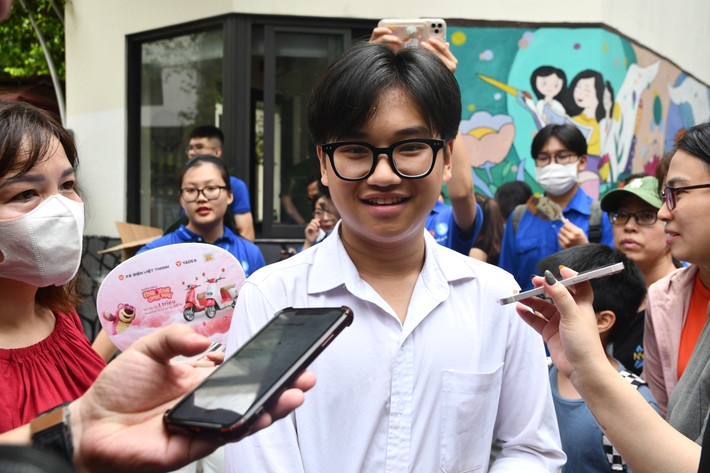 Anh Sơn cho biết, đề Văn vào tác phẩm "Đồng chí", là tác phẩm em đã ôn kỹ. Đề Văn năm nay, cả phần nghị luận xã hội và nghị luận văn học đều dễ hơn năm ngoái. Anh Sơn tự tin "chắc chắn em đỗ rồi!" z5518680481436_a2a9b5ba291af5a6bff0aa7571484a6c.jpg -1
