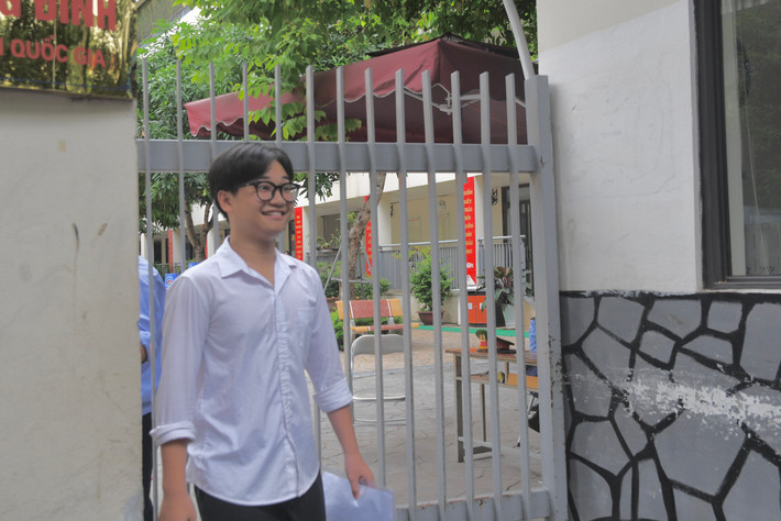 Tại điểm thi Trường THCS Khương Đình (Thanh Xuân),Trần Ngọc Anh Sơn, học sinh Trường THCS Đống Đa là thí sinh ra khỏi phòng thi đầu tiên z5518746850751_7ad69808153176078ff89f8f69e715a5.jpg -1