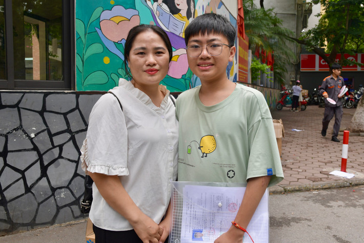 Chị Phương (Đống Đa) chia sẻ, khi con ra khỏi phòng thi đã chạy đến ôm chầm mẹ và khoe làm được bài. Chị tự tin vào năng lực của con sẽ đỗ THPT công lập z5518692033909_618279871afcaa3ae109b32991a29157.jpg -1