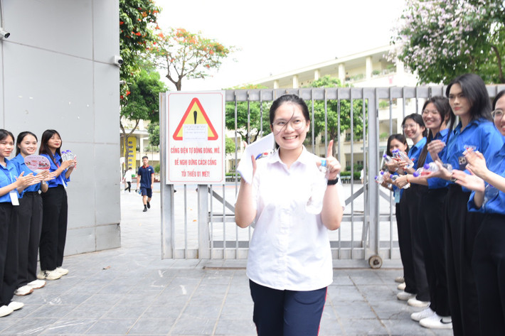 Tại điểm thi Trường THCS Dịch Vọng Hậu (Cầu Giấy), Nguyễn Lê Hà Vy, học sinh Trường THCS Trần Duy Hưng là thí sinh ra khỏi phòng thi đầu tiên z5518581642331_8bf4211784375a2e782e50dc8295c328.jpg -1