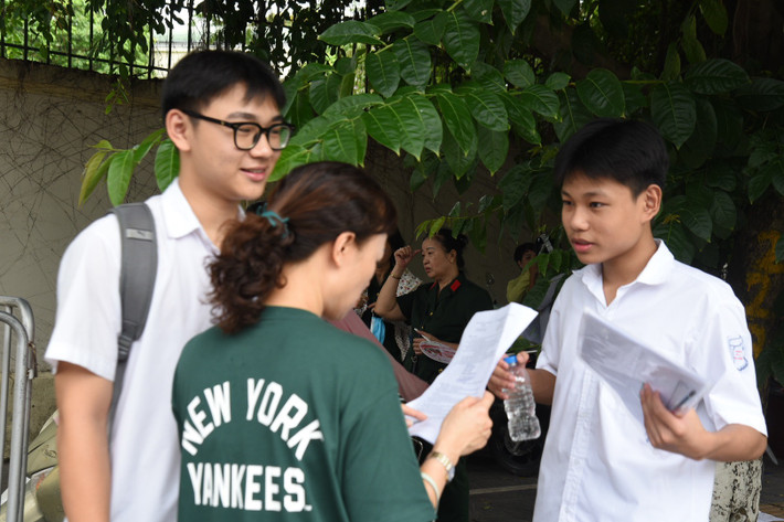 Tuy vậy, vẫn có môt số thi sinh than "lệch tủ", không học tác phẩm "Đồng chí". Các em chủ yếu ôn 2 tác phẩm chính "Bếp lửa" và "Bài thơ về tiểu đội xe không kính" z5518587988198_bf9ed2dca24767c330a20267efc18a03.jpg -1