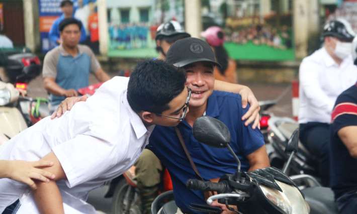 Nhiều phụ huynh vui mừng khi con làm được bài z5518722774691_b06e6831f402c865821090494e80f94d.jpg -1