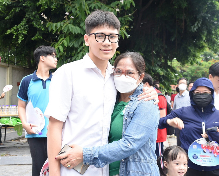 Vừa bước ra khỏi cổng, thí sinh Đào Duy Anh, học sinh Trường THCS Lê Quý Đôn đã báo với mẹ "con đỗ rồi". Duy nhận định, cấu trúc đề không mới lạ so với đề thi các năm trước, câu hỏi không khó nếu có sự ôn tập kỹ. Về phần Nghị luận xã hội, nam sinh cho biết, câu hỏi rất hay và tư duy sáng tạo, dự kiến có thể được trên 8 điểm. z5518585613359_9d7b30194f12b6ee01be2d116c136ab3.jpg -1