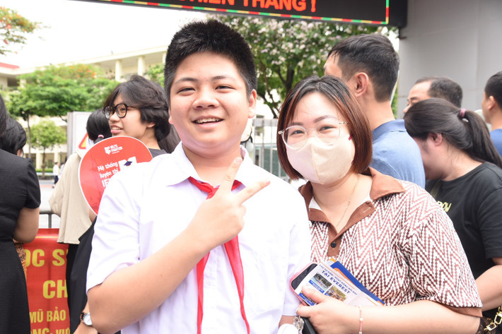Nguyễn Hồng Vũ, học sinh Trường THCS Nghĩa Tân cho biết đề thi vừa sức do đã ôn tập kỹ. Em dự đoán số điểm dao động từ 8 - 8,5 điểm. z5518581685172_92823d2b59e891d472806ef7083856cc.jpg -1