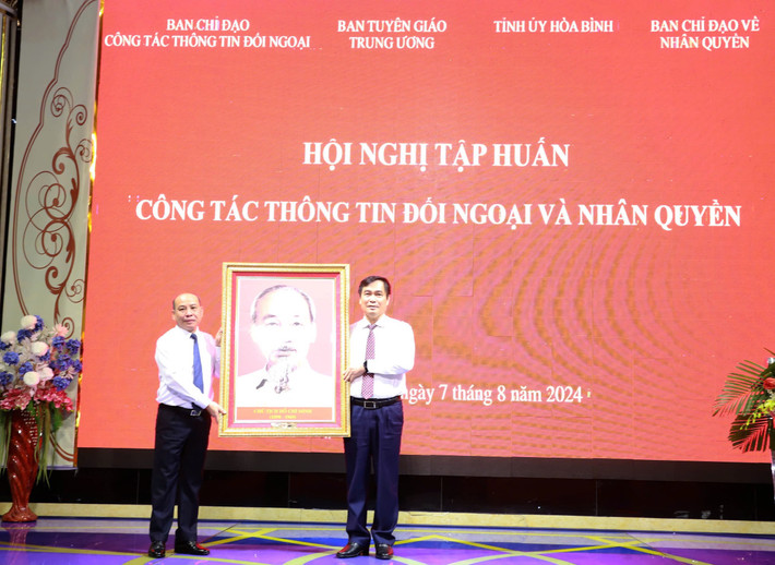 Phó Trưởng Ban Tuyên giáo Trung ương Phan Xuân Thủy trao bức tranh Chủ tịch Hồ Chí Minh tặng Ban Lãnh đạo Tỉnh ủy Hòa Bình Tăng cường hiệu quả trong thông tin đối ngoại và thông tin đối ngoại về nhân quyền -0