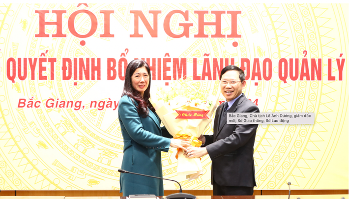 Chủ tịch UBND tỉnh Lê Ánh Dương tặng hoa chúc mừng đồng chí Đỗ Thị Lan. Bắc Giang bổ nhiệm hai tân Giám đốc Sở -0