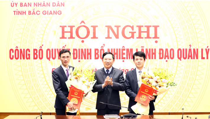 Đồng chí Lê Ánh Dương trao quyết định, tặng hoa chúc mừng tân giám đốc 2 sở. Bắc Giang bổ nhiệm hai tân Giám đốc Sở -0