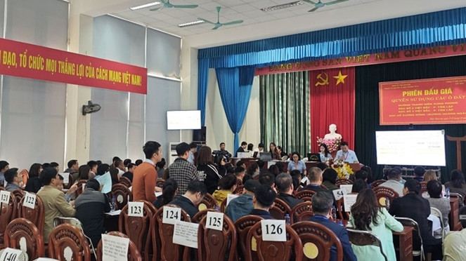 Quang cảnh buổi đấu giá đất tại phường Phan Đình Phùng, thành phố Thái Nguyên. Nguồn: nhandan.vn Quang cảnh buổi đấu giá đất tại phường Phan Đình Phùng, thành phố Thái Nguyên. Nguồn: nhandan.vn: