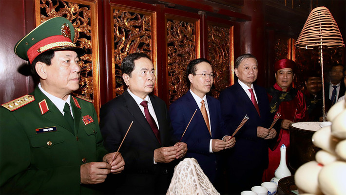 Chủ tịch Nước Võ Văn Thưởng dâng hương Giỗ Tổ Hùng Vương năm 2023 ảnh 3 Chủ tịch Nước Võ Văn Thưởng dâng hương Giỗ Tổ Hùng Vương năm 2023 -2