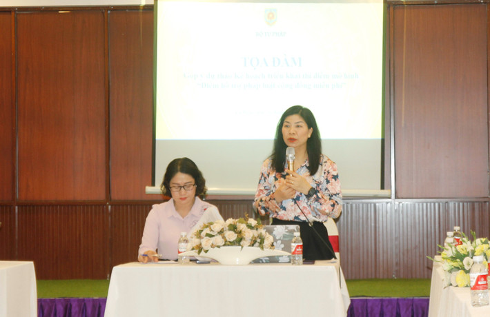 Trưởng Phòng Truyền thông chính sách, PBGDPL, Cục PBGDPL, Bộ Tư pháp Tô Thị Thu Hà phát biểu tại tọa đàm. Ảnh: Lê Hồng Hạnh Sớm thí điểm mô hình “Điểm hỗ trợ pháp luật cộng đồng miễn phí” -0