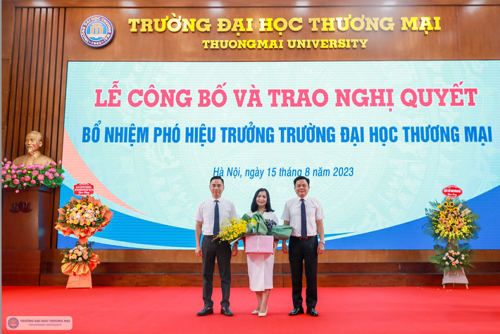 Tại buổi lễ, lãnh đạo nhà trường đã tặng hoa tới PGS.TS Nguyễn Thị Bích Loan, Phó hiệu trưởng nhà trường vừa hết nhiệm kỳ quản lý PGS,TS Nguyễn Đức Nhuận được bổ nhiệm làm Phó Hiệu trưởng trường ĐH Thương Mại -0