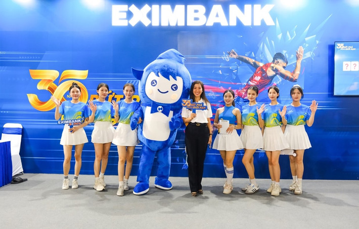 Với vẻ ngoài “điển trai”, thân thiện và vui vẻ, Elias - linh vật của Eximbank đã thu hút đông đảo các runner và người tham dự đến check-in Đường đua Ho Chi Minh City Night Run Eximbank 2024 chính thức bắt đầu -0