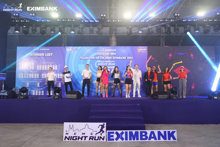 Các VĐV giao lưu, chia sẻ cảm xúc thông qua âm nhạc tại chương trình Runner's Show Đường đua Ho Chi Minh City Night Run Eximbank 2024 chính thức bắt đầu -0
