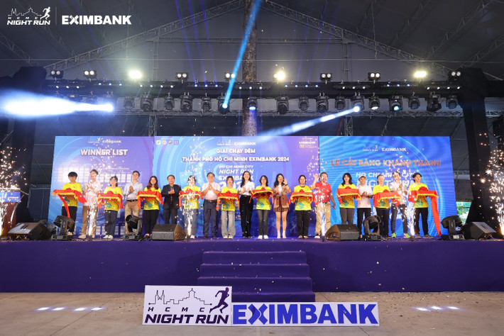 Phó Tổng Giám đốc Eximbank (chính giữa) Lê Thị Mai Loan và đại diện Ban tổ chức cắt băng khai mạc sự kiện Ho Chi Minh City Night Run Eximbank mùa 3, năm 2024 Đường đua Ho Chi Minh City Night Run Eximbank 2024 chính thức bắt đầu -0