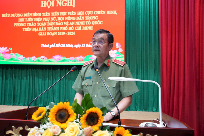 Giám đốc Công an TP. Hồ Chí Minh, Trung tướng Lê Hồng Nam phát biểu khai mạc Hội nghị. Ảnh: M. Anh Biểu dương 160 điển hình tiên tiến trong phong trào bảo vệ an ninh Tổ quốc -0