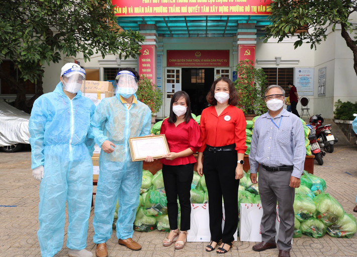 Đại diện lãnh đạo phường Thắng Nhất, TP. Vũng Tàu trao chứng nhận và gửi lời cảm ơn những tấm lòng hảo tâm của DVK Đại diện lãnh đạo phường Thắng Nhất, TP. Vũng Tàu trao chứng nhận và gửi lời cảm ơn những tấm lòng hảo tâm của DVK