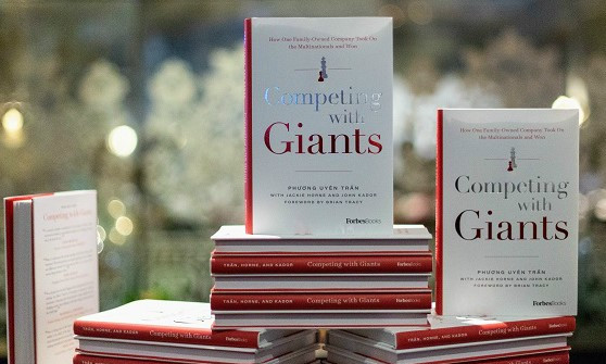 Cuốn sách “Competing with Giants” của tác giả Trần Uyên Phương Cuốn sách “Competing with Giants” của tác giả Trần Uyên Phương
