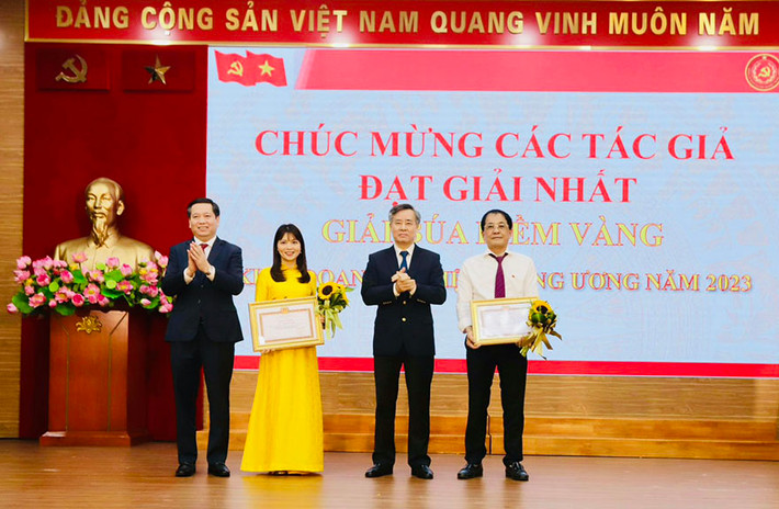 Bà Nguyễn Thị Thu Hiền, Ban Tuyên giáo Đảng ủy Agribank nhận giải Nhất đối với tác phẩm “Dấu ấn mở đường và hành trình đưa Nghị quyết “Tam nông” đi vào cuộc sống" Đảng ủy Agribank đạt thành tích xuất sắc tiêu biểu Giải Búa liềm vàng -0