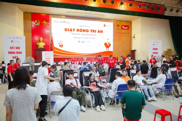 Hiến máu tình nguyện - kết nối trái tim ảnh 1 Chương trình Giọt hồng tri ân thu hút đông đảo người dân tới hiến máu tình nguyện. Ảnh: Viện Huyết học - Truyền máu Trung ương