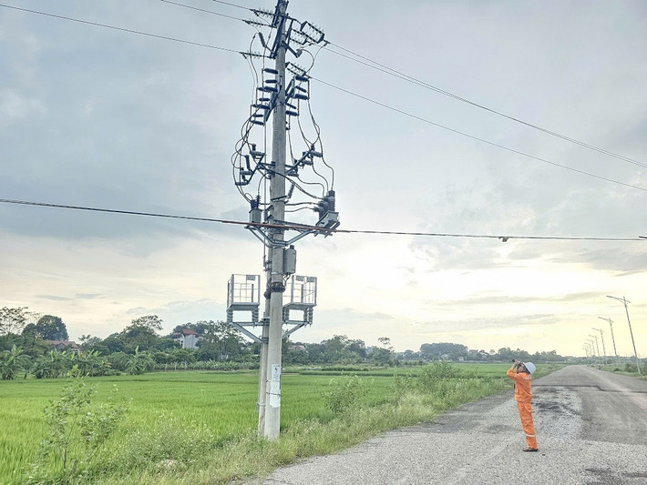 Công nhân kiểm tra tại vị trí cột điện lắp đặt máy cắt mới. Ảnh: NPC PC Bắc Giang: Từng bước xây dựng hệ thống điện thông minh. -0