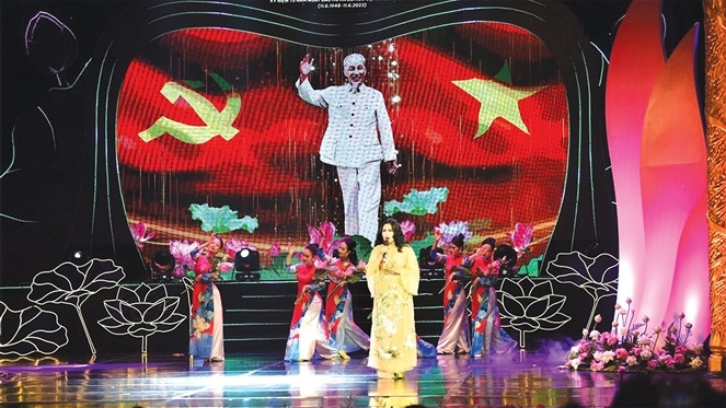 Động lực cho nghệ sĩ tiếp tục cống hiến ảnh 1 Ca sĩ Thanh Lam biểu diễn trong chương trình Vinh quang Tổ quốc Việt Nam 2023 của Báo Đại biểu Nhân dân - Ảnh: Quang Khánh