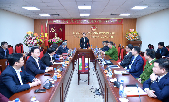 Ủy ban Thường vụ Quốc hội phê chuẩn Ủy viên Thường trực Ủy ban Quốc phòng và An ninh ảnh 2 Quang cảnh buổi trao Nghị quyết
