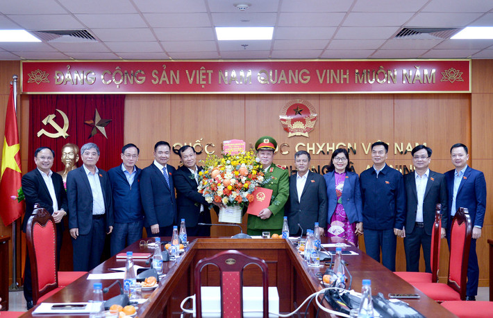 Ủy ban Thường vụ Quốc hội phê chuẩn Ủy viên Thường trực Ủy ban Quốc phòng và An ninh ảnh 4 Thường trực Ủy ban Quốc phòng và An ninh chụp hình lưu niệm cùng Ủy viên Thường trực Ủy ban Quốc phòng và An ninh, Thiếu tướng Nguyễn Quốc Hùng