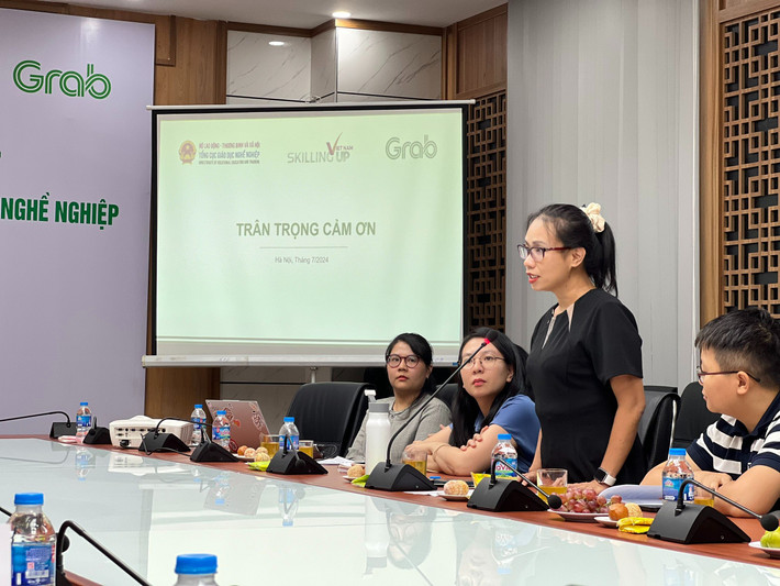 Giám đốc Đối ngoại Grab Việt Nam Đặng Thùy Trang chia sẻ tại buổi lễ. Ảnh: Tùng Dương Nâng tầm kỹ năng cho công đồng tài xế công nghệ -0